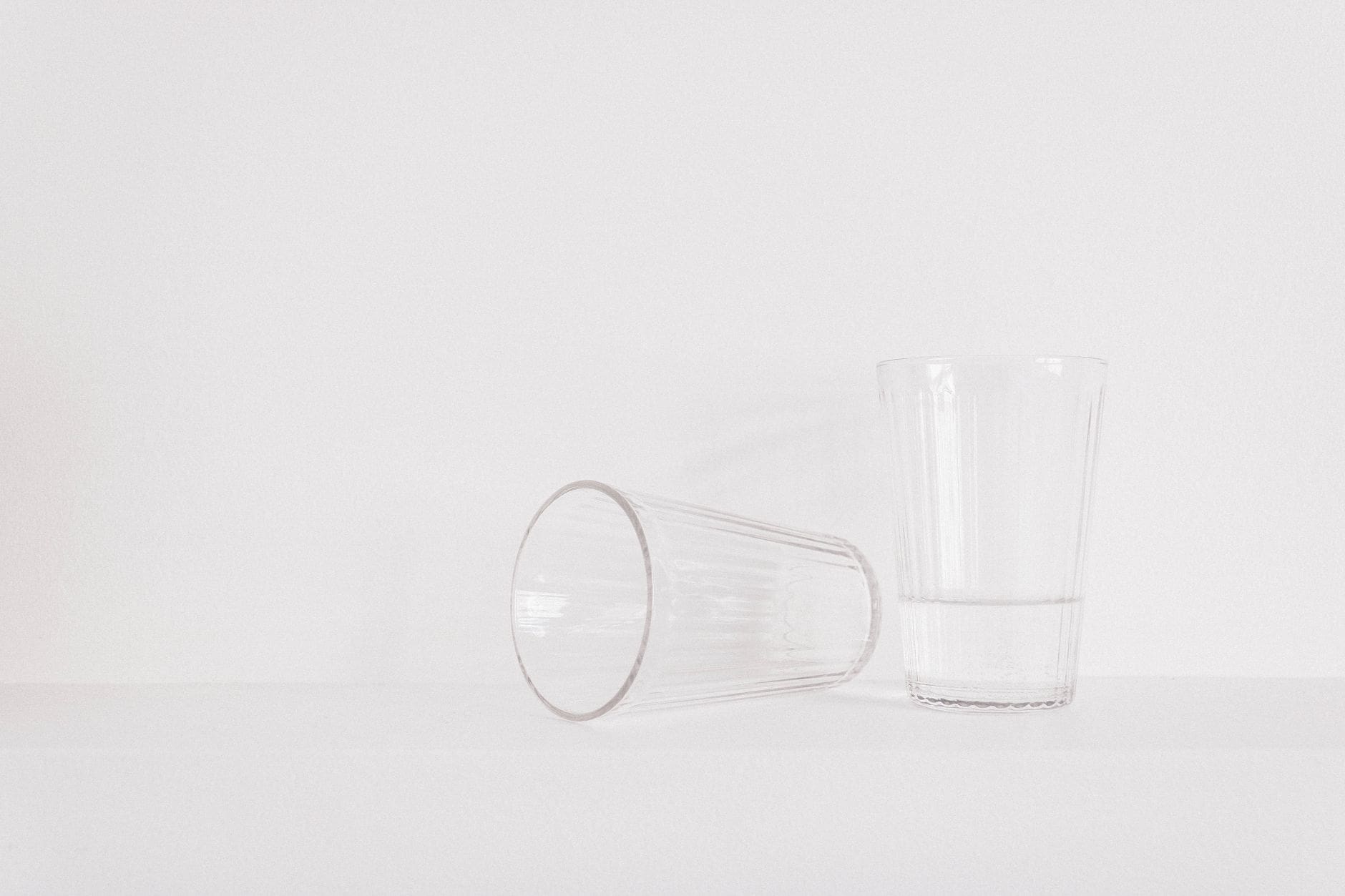 verre d'eau lumière naturelle