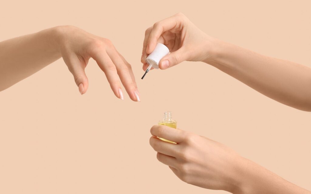 Ongle de pied épaissi et jaunâtre évocateur d'une mycose de l'ongle