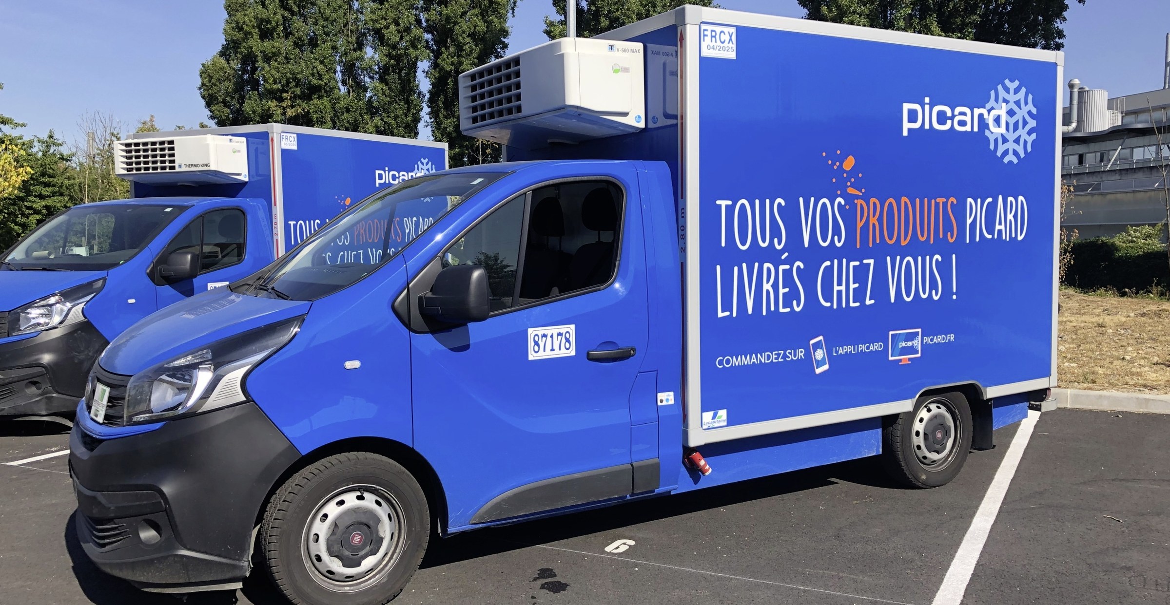Livraison à domicile picard.fr : camion de surgelés stationné devant une porte d'entrée