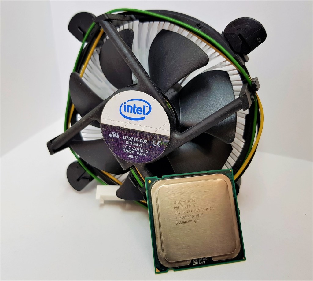 Processeur CPU posé sur le socket d'une carte mère